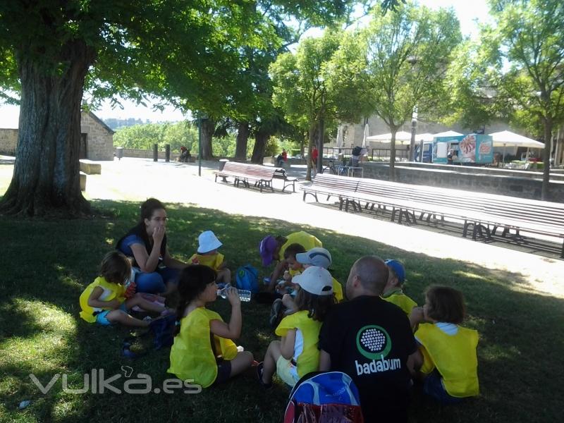 en los campamentos urbanos, siempre procuramos salir a pasear con los niños un rato.