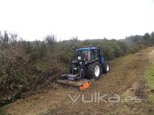 Tractor con desbrozadora forestal TMC Cancela