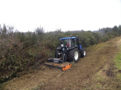 Tractor con desbrozadora forestal tmc cancela