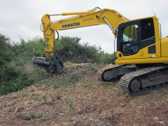 Excavadora con trituradora forestal