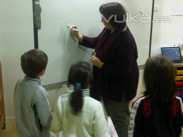 Profesora explicando a los niños