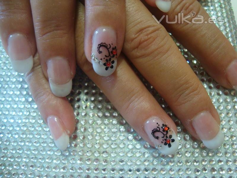 UÑAS DE GEL + KONAD+STRASS