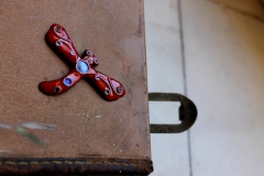 Shima, broche en forma de libelula decorado con cloissonne de cobre