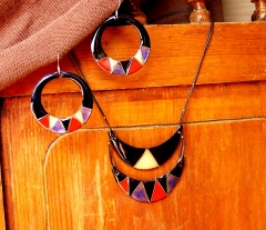 Ket, conjunto de collar y aros en nrgro, violeta, rojo y cobre