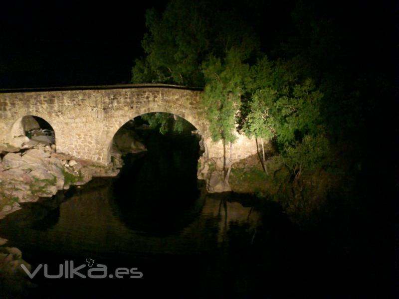 garganta cuartos y puente iluminado