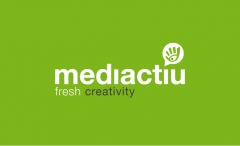Logotipo del estudio de diseno grafico sobre color corporativo brand graphic studio in green color
