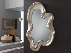 Espejo con marco moldeado con formas organicas acabado en pan de plata