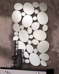 Espejo original con lunas de distintos tamanospreparado para colgarse en posicion horizontal o ver