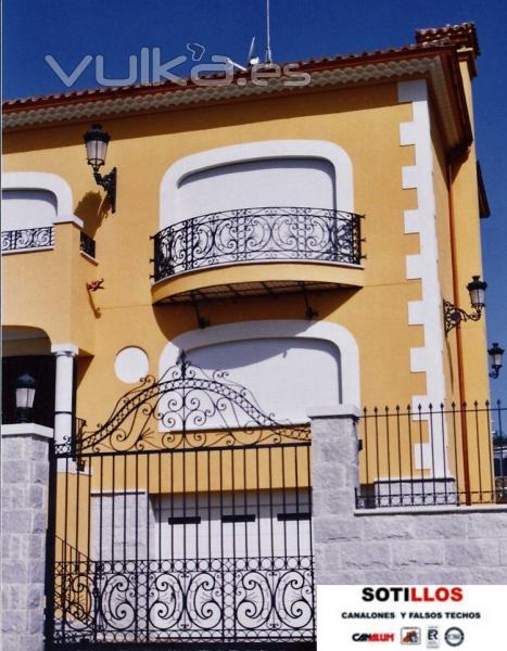 Instalación canalón aluminio blanco en vivienda unifamiliar