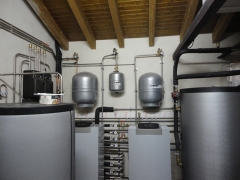 Instalacion mixta solar + geotermica para calefaccion, acs y piscina en apartamentos rurales