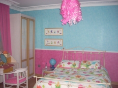 Dormitorio infantil empapelado en dos coloresy funda nordica a juego