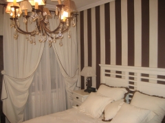 Dormitorio principal empapelado,con terminacion textil, cortinas , colcha y cojines