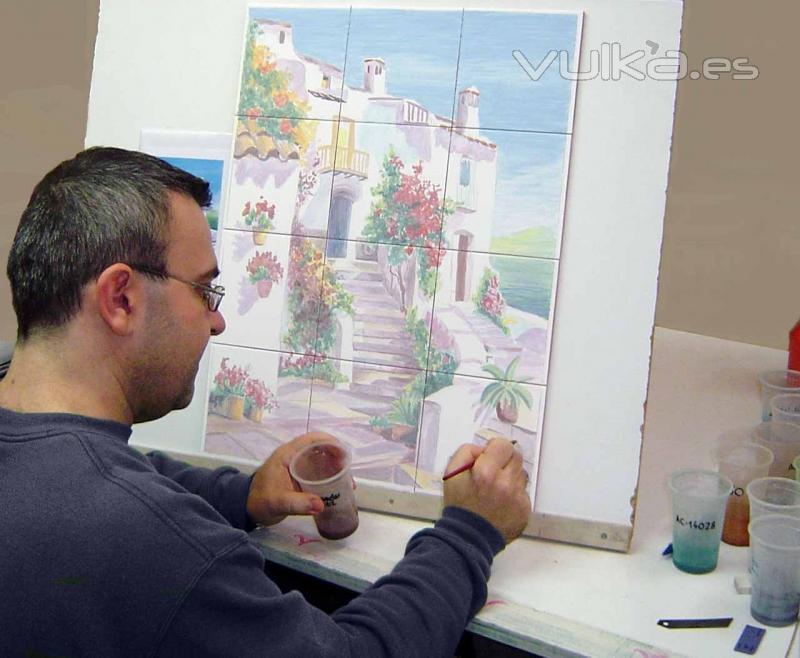 José Angulo terminando uno de uss proyectos en azulejos