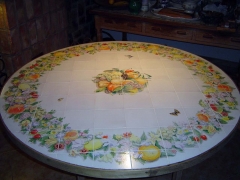 Mesa de azulejos decorados con flores y frutas