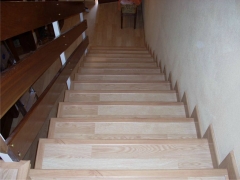 Escalera forrada con suelo laminado (tarima flotante)
