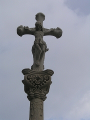 Cruz y capitel cruceiro alter, cristo, virgen y cruz tallados en la misma piedra