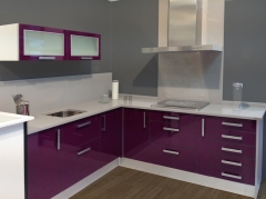 Muebles de cocina color berenjena