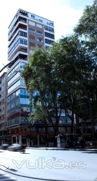 Fachada principal oficinas en Gran Via, junto a Santa Isabel