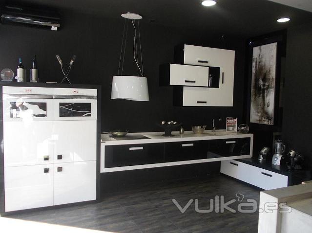 COCINA BLACK AND WHITE PARA LOS QUE BUSCAN DISEÑO Y ORIGINALIDAD