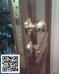 Suministro y montaje de cerradura monopunto o multipunto en puerta de madera