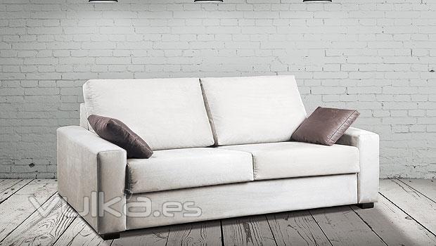 Moderno sofá con unos bonitos cojines