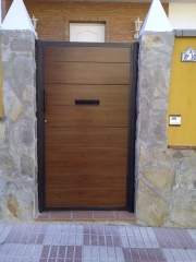 Puertas con panel sanwuich y bocacartas