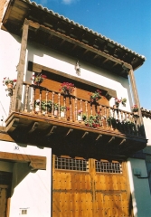 Balcon y portada de madera