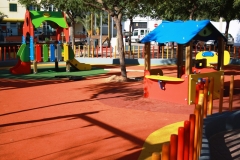 Parque infantil fenolico con pavimento de caucho continuo