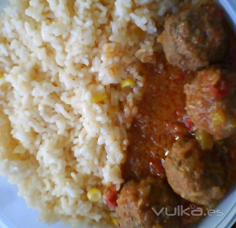 Albondigas en Salsa con Arroz de Maiz