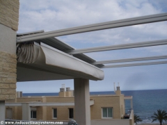 Pergola motorizada con tejadillo