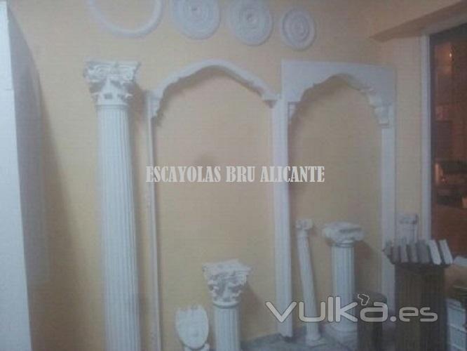 arcos, columnas y capiteles de escayola en Santa Pola (Alicante)
