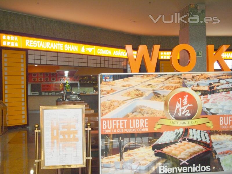 Entrada a nuestro restaurante. Buffet con Wok