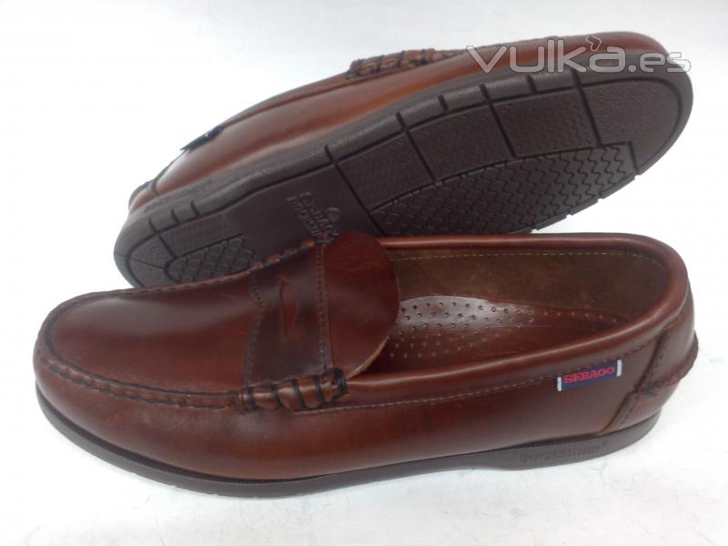 Zapato mocasín con antifaz en piel marrón de Sebago. Piso de goma