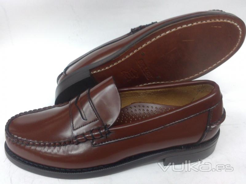 Zapato penny loafer beefroll (tipo castellano) de Sebago en color marrón. Ancho E. Suela de cuero