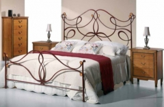 Cabecero modelo dama para camas de 150cm, realizado en hierro forjado y acabados en color plata co