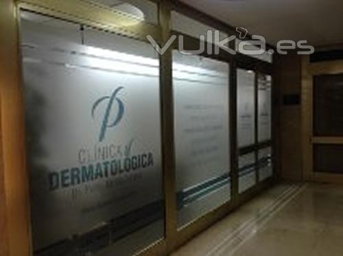 Entrada de la  Clínica dermatológica del Dr. Pedro García Jurado.