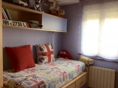 Dormitorio juvenil estor en visillo con hilos cruzados, colcha bouti y dos cojines de 60 x 60