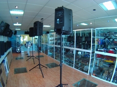 Interior tienda sonido astillero