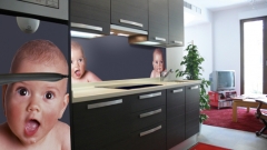 Iman gigante personalizado con foto de bebe sobre frigorifico y sobre trasera de cocina