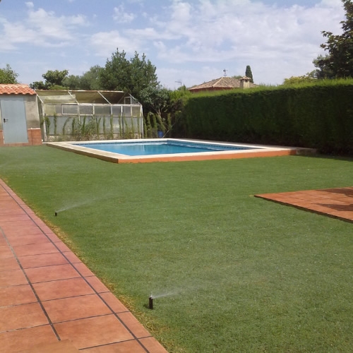 Sistema de riego instalado en jardín privado en Sevilla