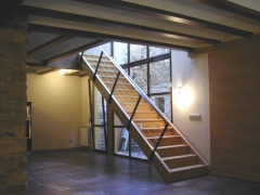 Rehabilitacion de vivienda escalera con iluminacion natural