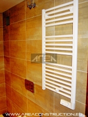 Instalacion radiador toallero electrico, reforma bano barcelona area construction technology
