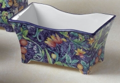 Jardinera rectangular de ceramica con fondo azul y flores calidas gemme blu ceramica san marco