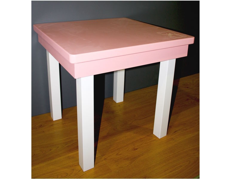 Mesa infantil rectangular en madera lacada Oso. De Xalesta.