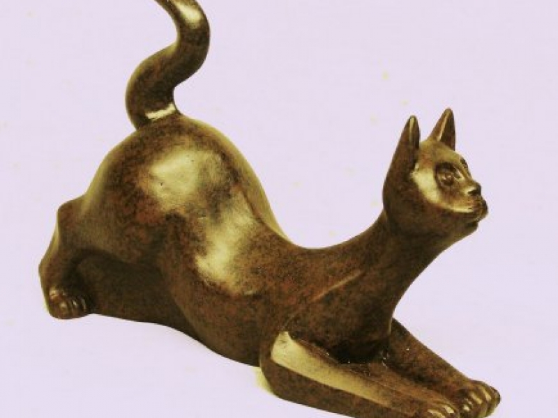 Pequeña escultura o figura de bronce Gato Acechando. De Lluis Jordà