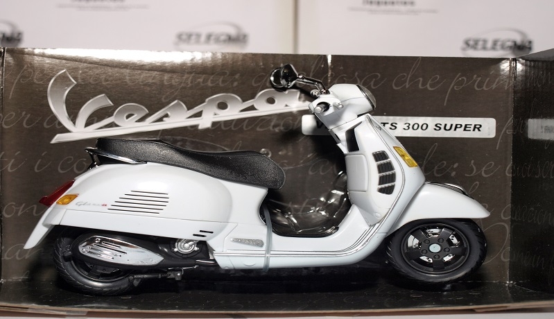 Moto miniatura Vespa a escala 1/12  - selegnajuguetes