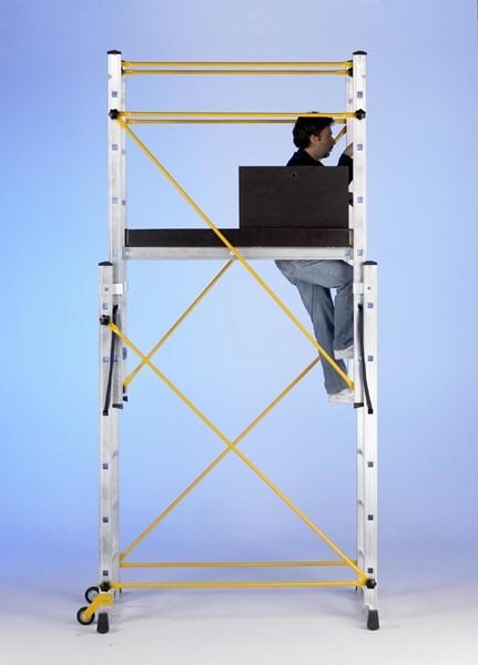 Andamio plegable transformable en escalera