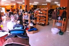 Interior tienda hipica zms saddlery