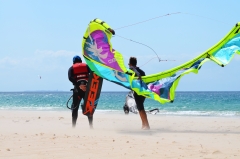 Disfruta de un curso de kitesurf en tarifa este verano