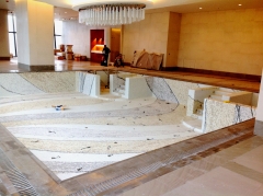 Piscina en el interior de hotel flame towers (azerbaijan)